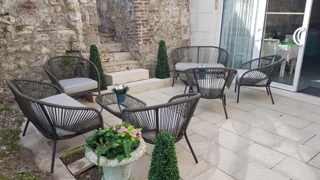Hotel De La Tour Pont-de-lʼArche Zewnętrze zdjęcie