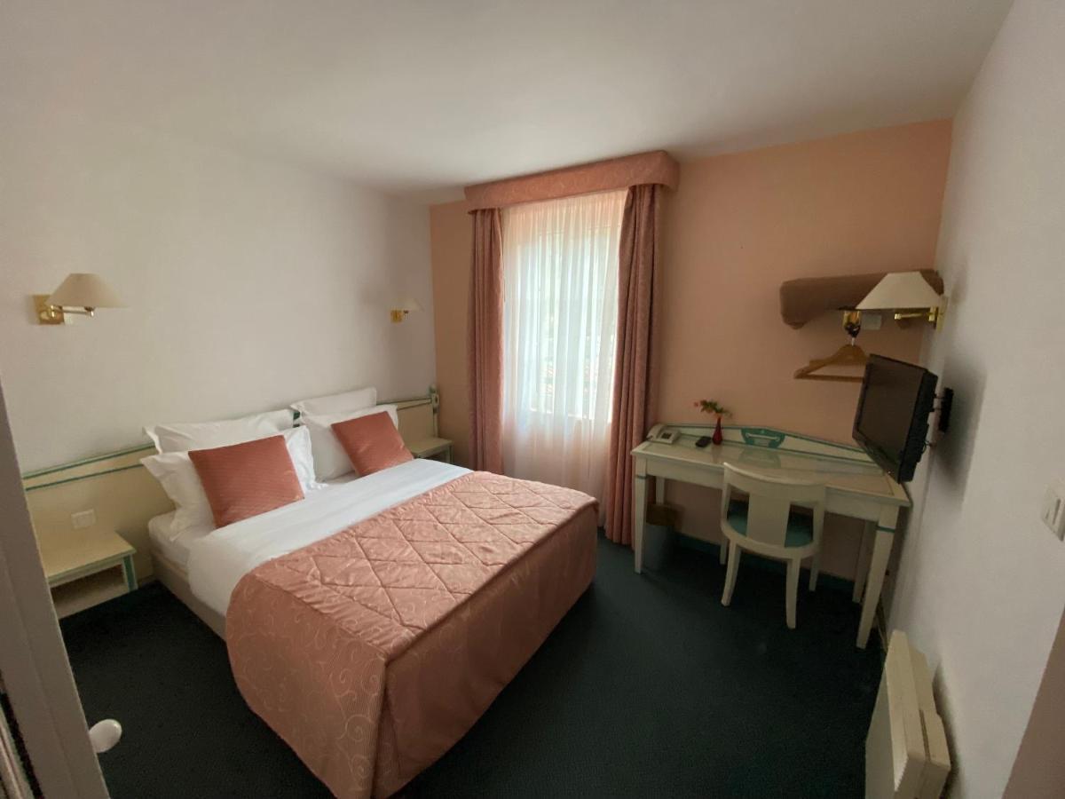 Hotel De La Tour Pont-de-lʼArche Zewnętrze zdjęcie
