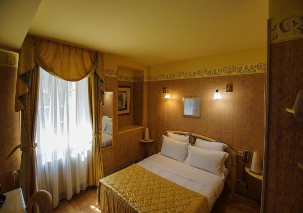 Hotel De La Tour Pont-de-lʼArche Zewnętrze zdjęcie